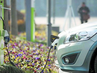 节假日高速充电“堵车”引热议