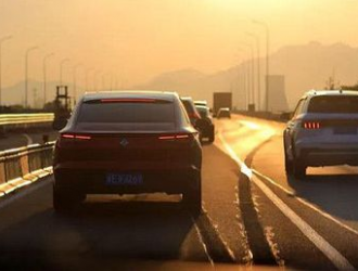 高速公路缺电少桩，如何破解新能源汽车“恐高”症？
