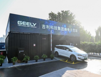 分析充电场建设和私人充电桩建设，面临的困境及优化的政策建议