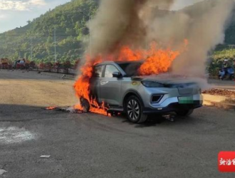 三亚街头一新能源汽车起火 车体被烧得面目全非