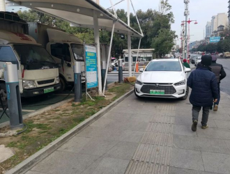 南充这里充电位运转不畅 新能源汽车人行道上充电
