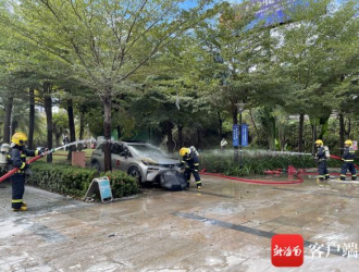 三亚一电动汽车突然冒烟起火 消防人员及时成功处置