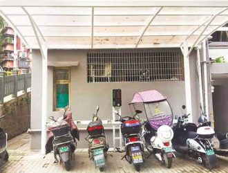 小区安上充电桩 居民告别“飞线”充电