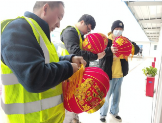中航锂电成都项目近200名工人抢抓工期丨新春走基层