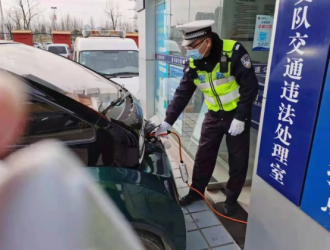 看病回家途中车辆无电抛锚 河南高速交警及时暖心救助