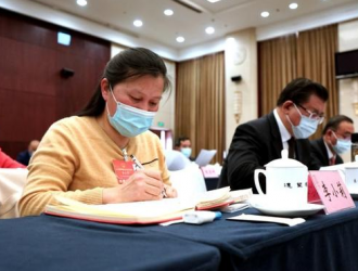 全国人大代表李小莉：加快新能源汽车充电桩建设 增强市场竞争力