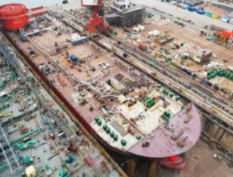 “白鹤滩”号、“乌东德”号海上风电大型施工船主船体成型