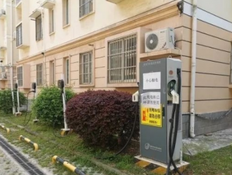 “嗡嗡”声闹心！小区充电桩离楼栋仅2米，合规吗？