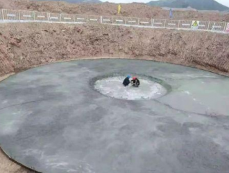 礼县固城100兆瓦风力发电项目首台风机基础垫层浇筑完成